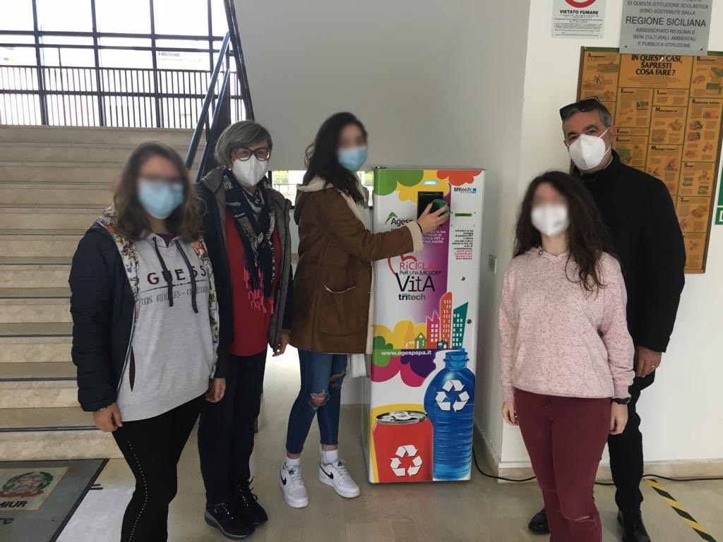 Agesp consegna ad alcune scuole di Castellammare del Golfo le macchine eco compattanti per la raccolta del vuoto a rendere di bottiglie in plastica